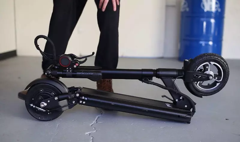 Electric scooter folds easily